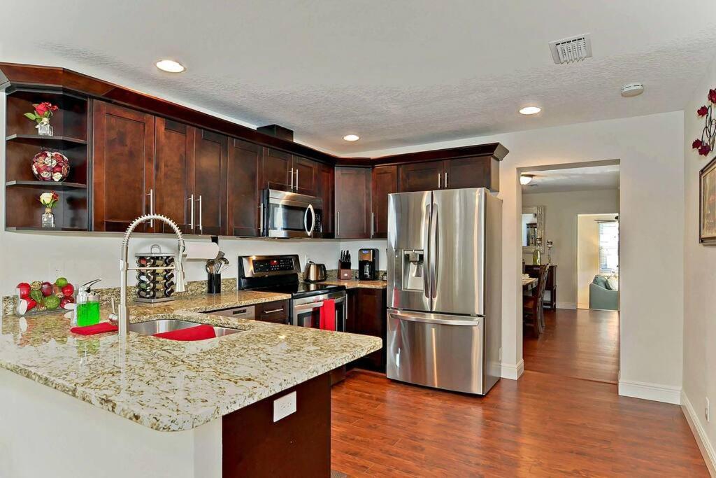 Spacious House With Big Backyard In N. Hyde Park / Close To Downtown タンパ エクステリア 写真