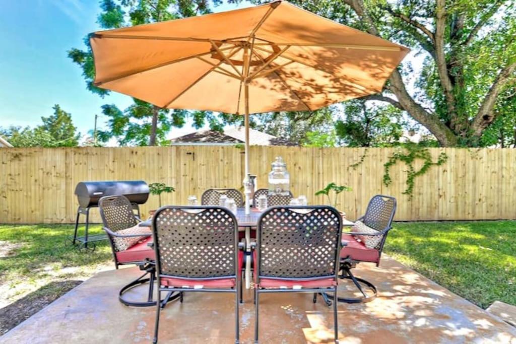 Spacious House With Big Backyard In N. Hyde Park / Close To Downtown タンパ エクステリア 写真