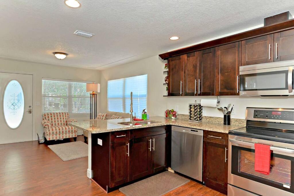 Spacious House With Big Backyard In N. Hyde Park / Close To Downtown タンパ エクステリア 写真