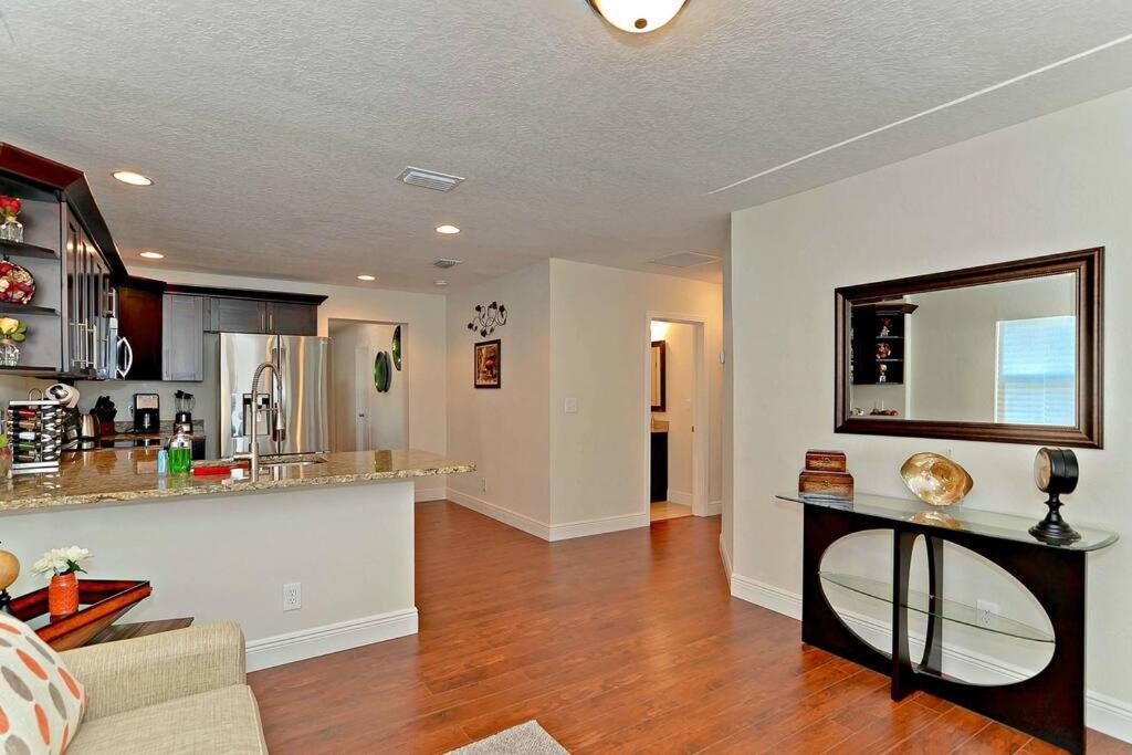 Spacious House With Big Backyard In N. Hyde Park / Close To Downtown タンパ エクステリア 写真